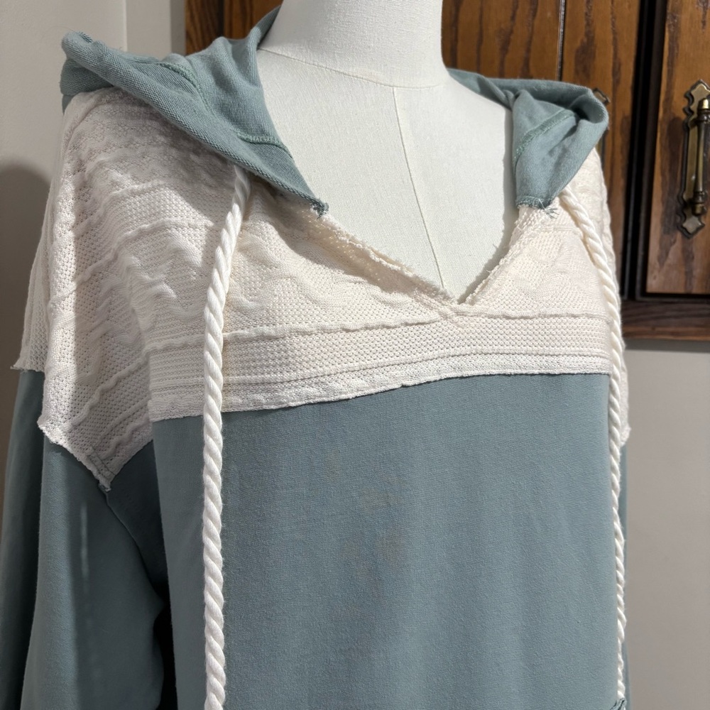 Listicle Pullover Hooded Long Sleeve Shirt Size Medium - Picture 2 of 10